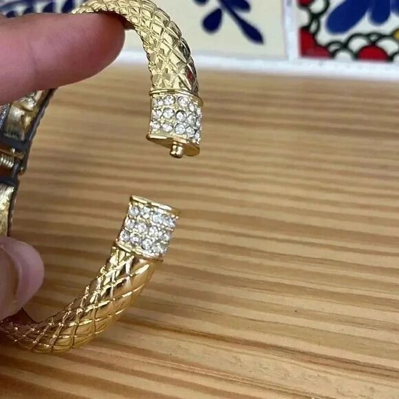 Lilly Pulitzer Sea Fan Bangle Gold Toned - Picture 4 of 6